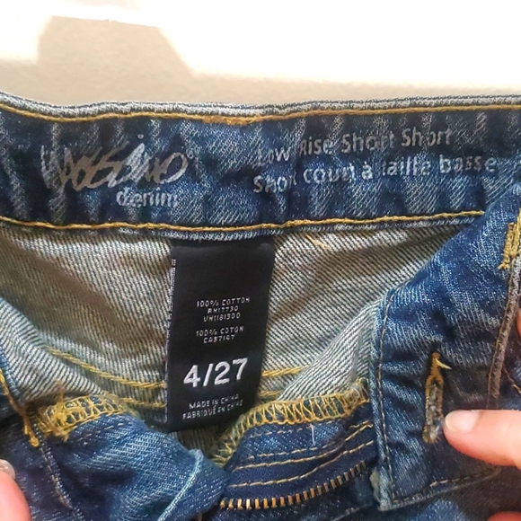 Distressed Jean shorts - Picture 3 of 3
